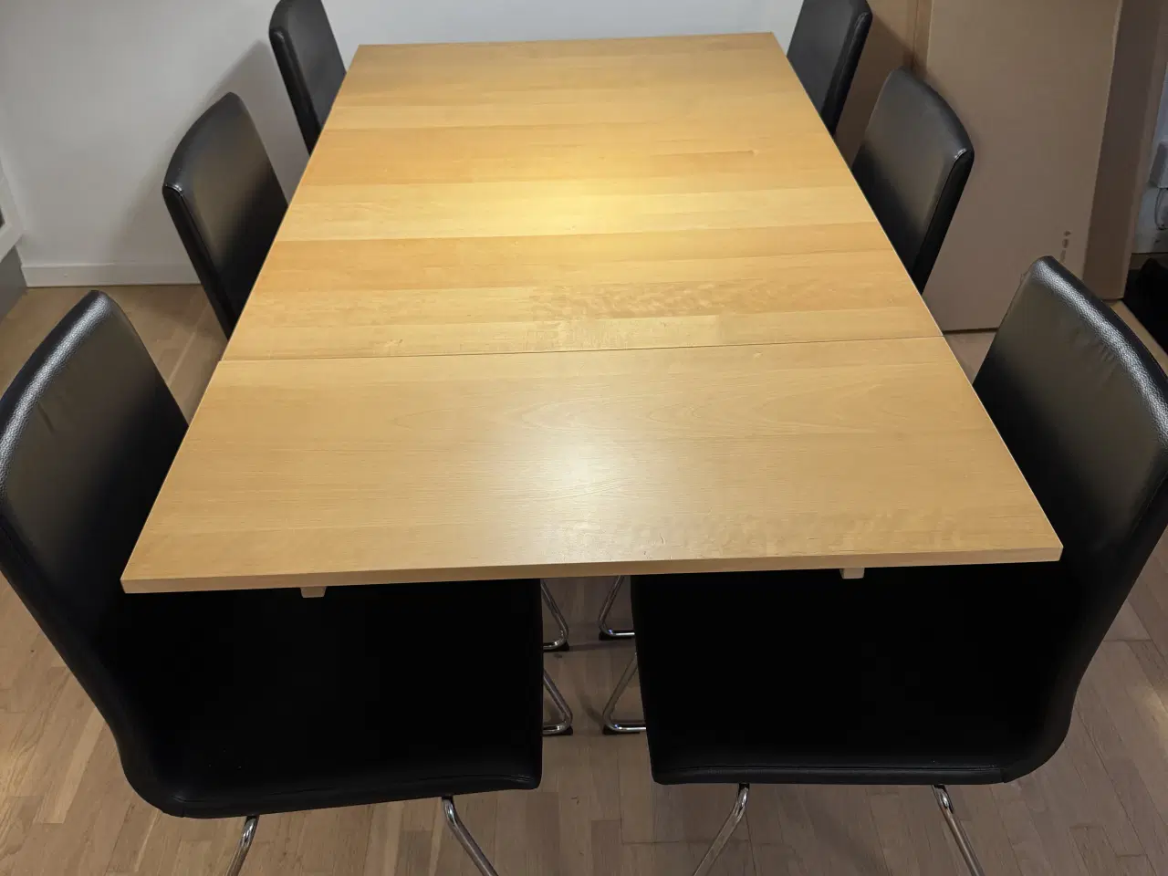 Billede 1 - Spisebord med fire stole