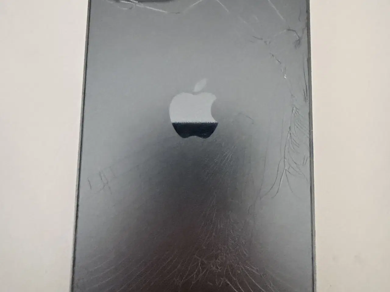 Billede 2 - iPhone 12 Pro, smadret bag trådløst oplader kun