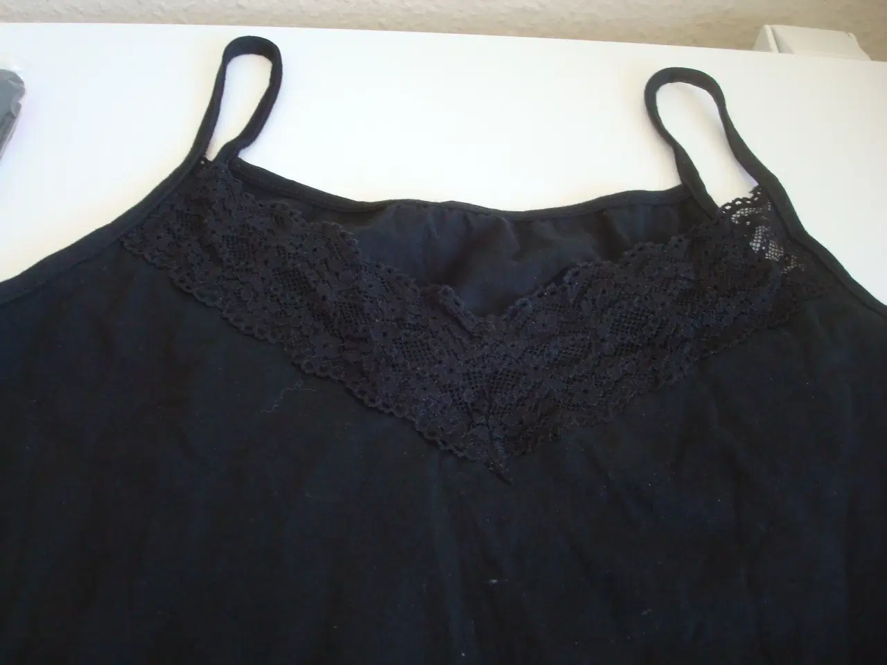 Billede 2 - NYE Undertrøjer/toppe XL med blonde i halsen og