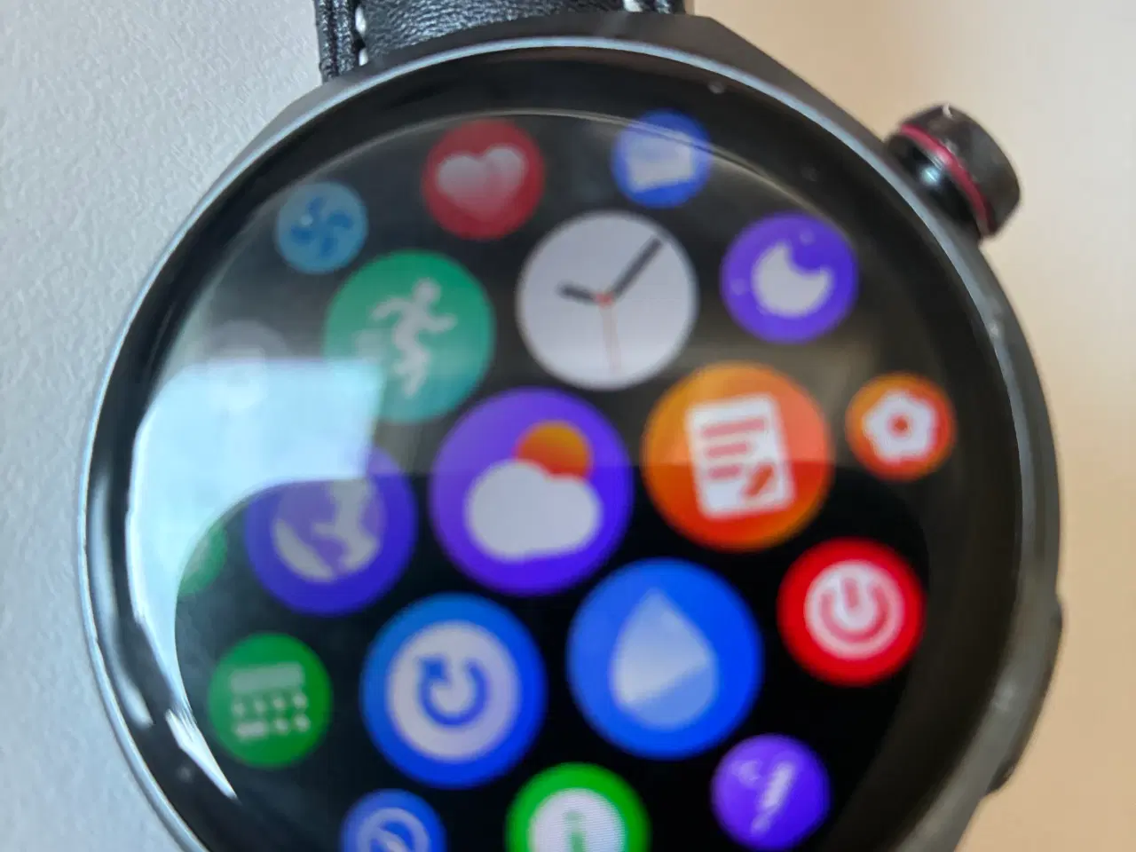 Billede 1 - Smartwatch med rund urkasse og sort læderrem