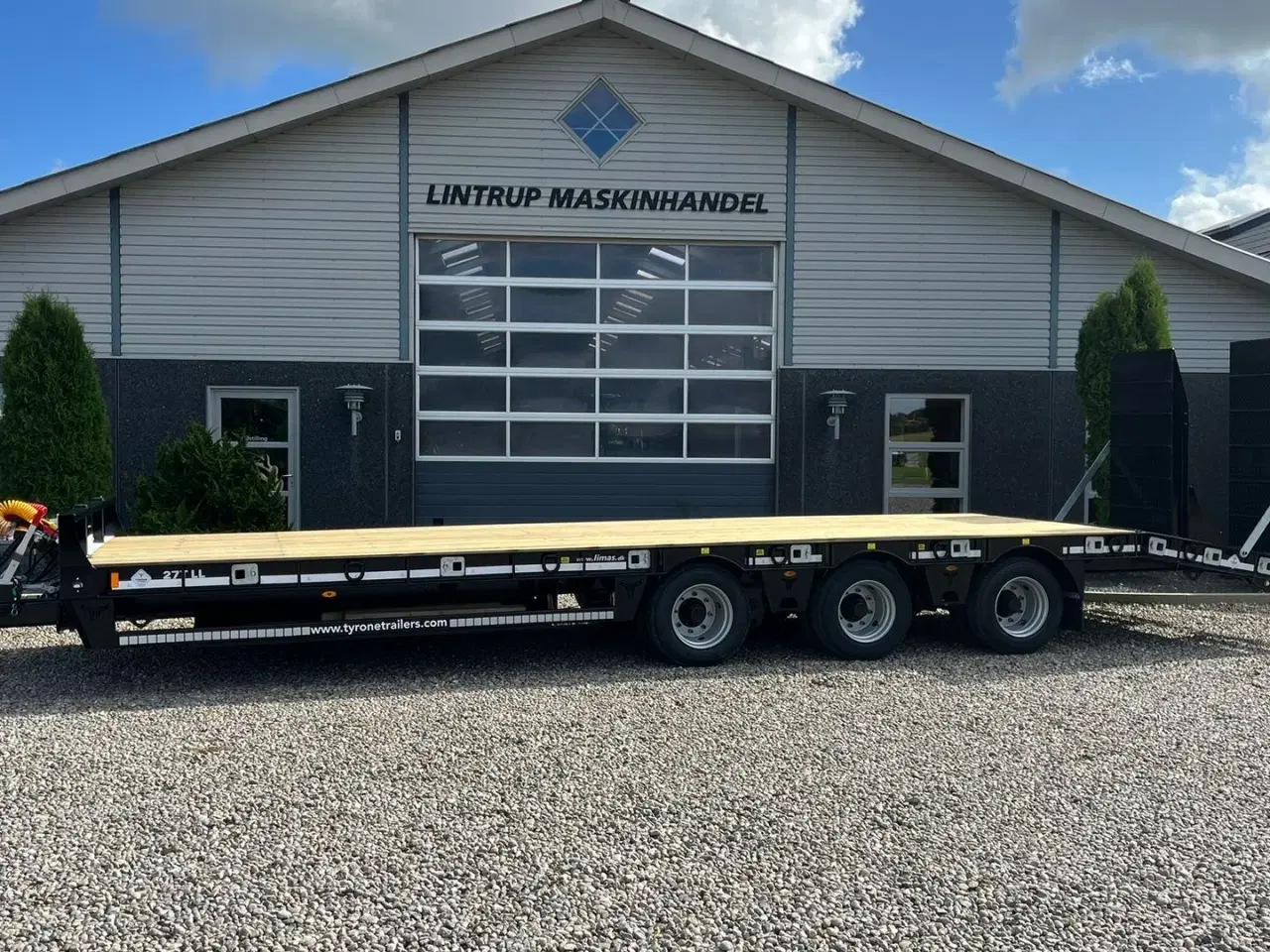 Billede 1 - Tyrone 27TLL LANG MODEL med forbredningsudstyr samt kombi bremser, både luft og hydrauliske bremser. Affjedret træk og affjedret aksler. Med hydrauliske ramper og værktøjskasse