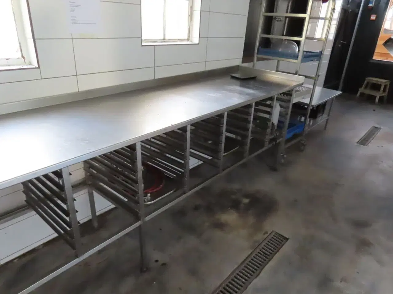 Billede 1 - Rustfri stålbord, ca. 5 meter