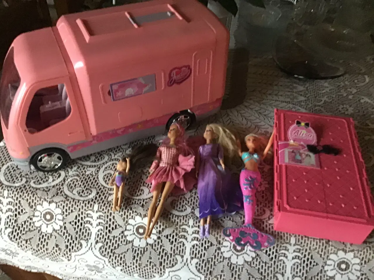 Billede 15 - Dukke autocamper, skabe samt dukker