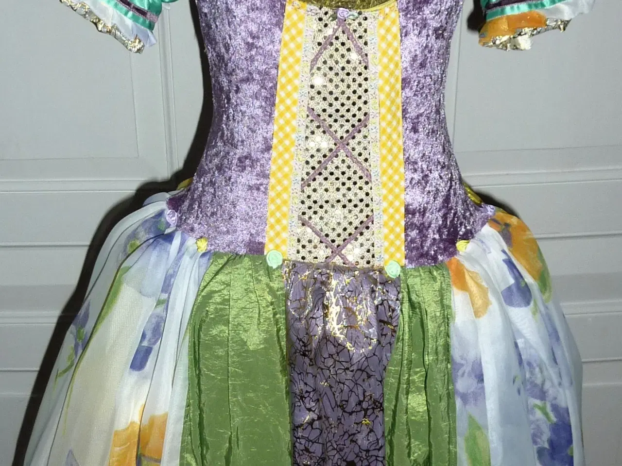 Billede 3 - Prinsessekjole til leg & udklædning. Str. 4-7 år.