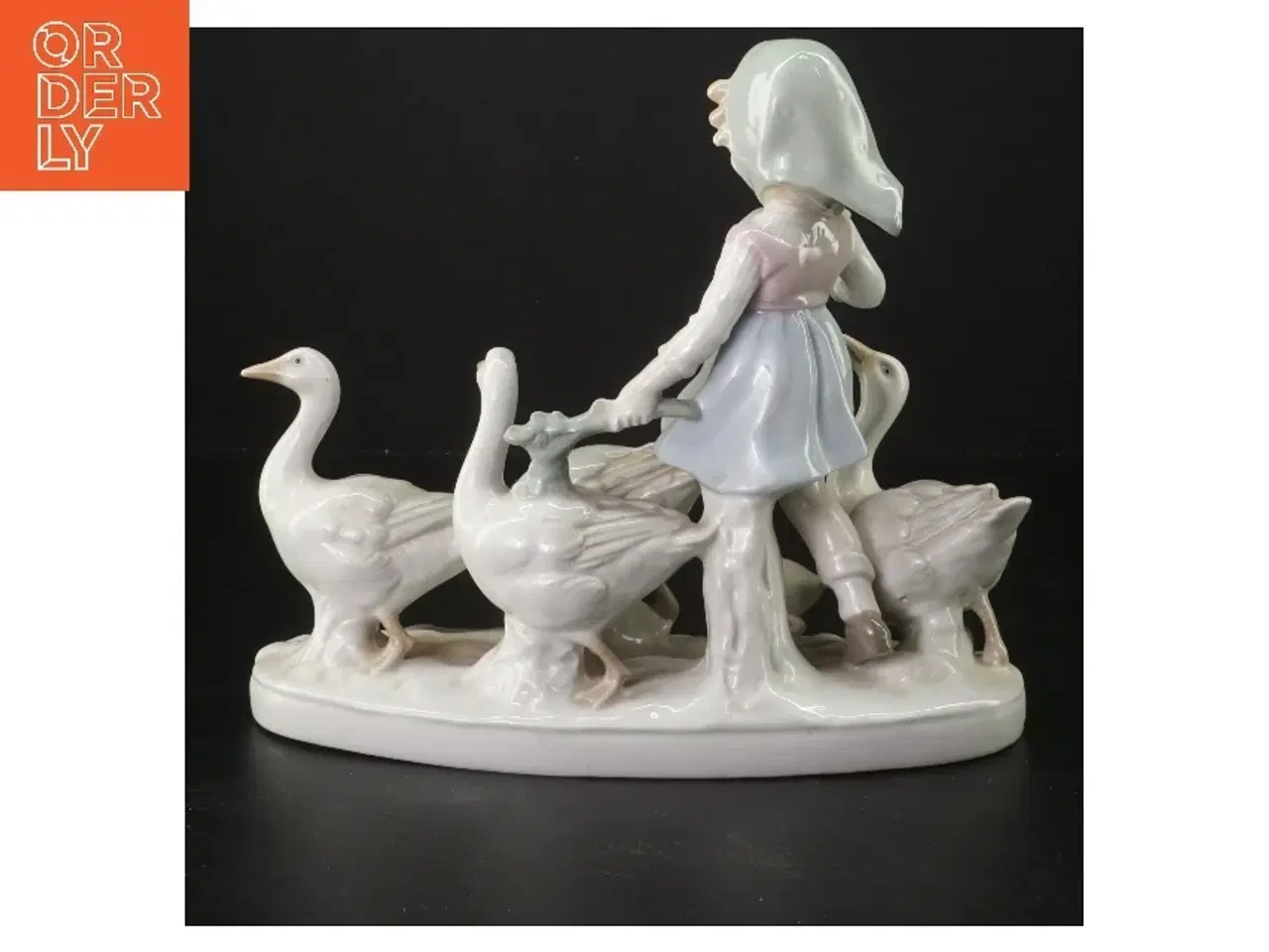 Billede 3 - Porcelænsfigur af pige med ænder (str. 22x20 cm)