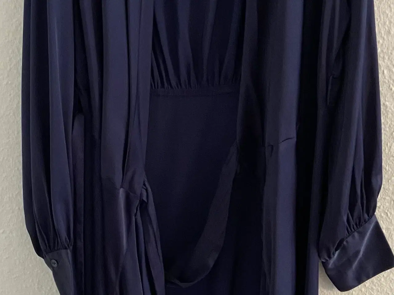 Billede 1 - Karmamia slå om kjole str L/XL mørk blå