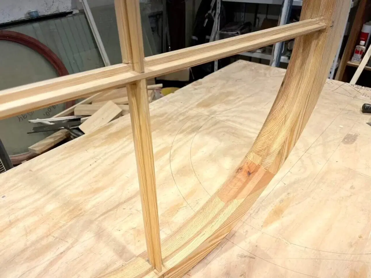 Billede 2 - Rundt, småsprosset vindue m. fire rudefelter (nylavet)