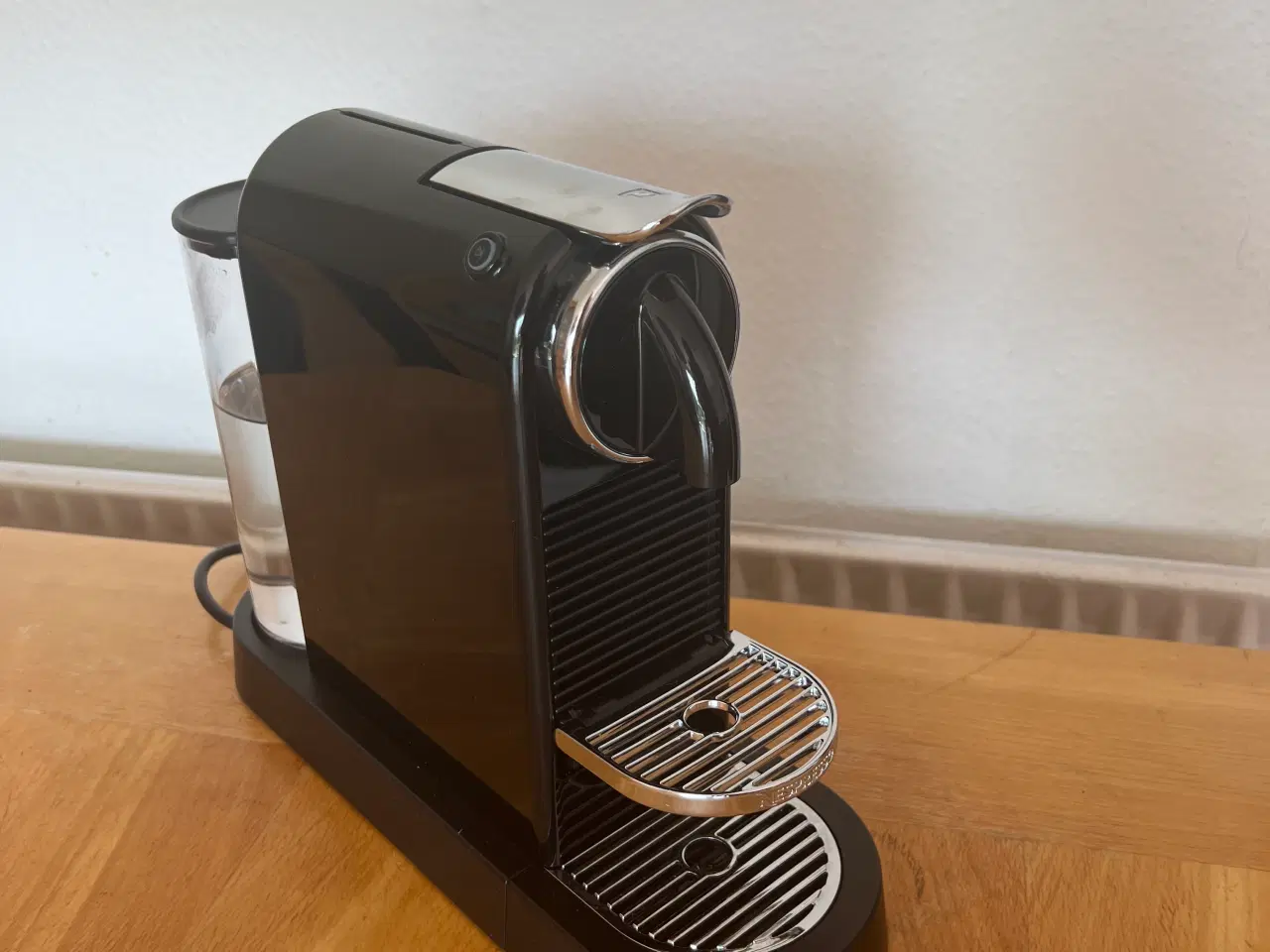 Billede 2 - Sort Nespresso kaffemaskine