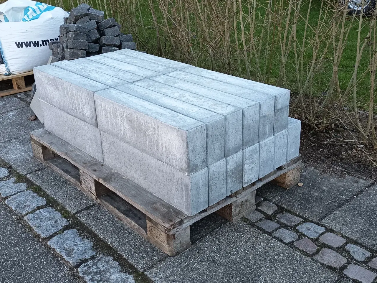 Billede 1 - Kant afgrænsning i grå cement.