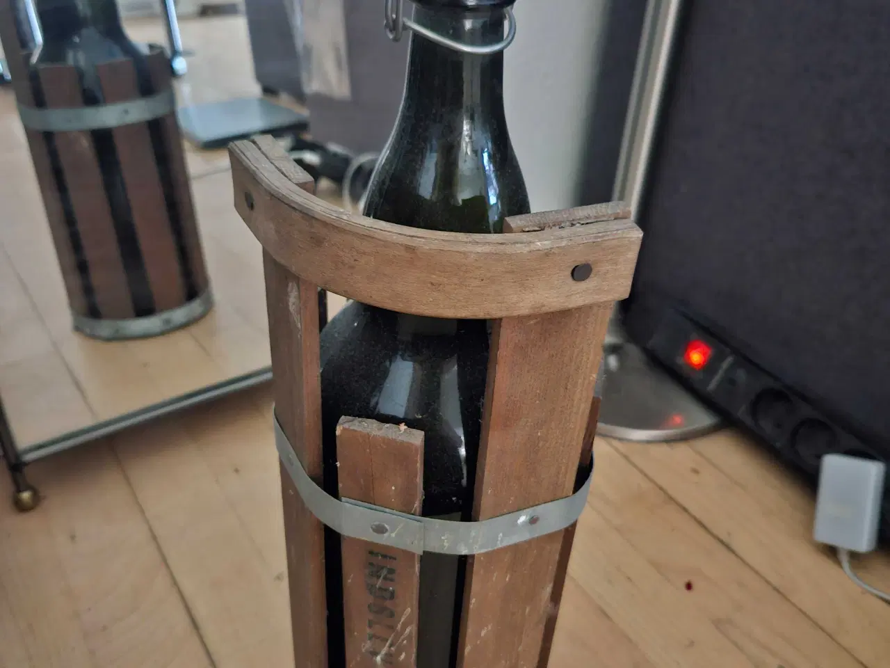 Billede 4 - Flaske i beholder