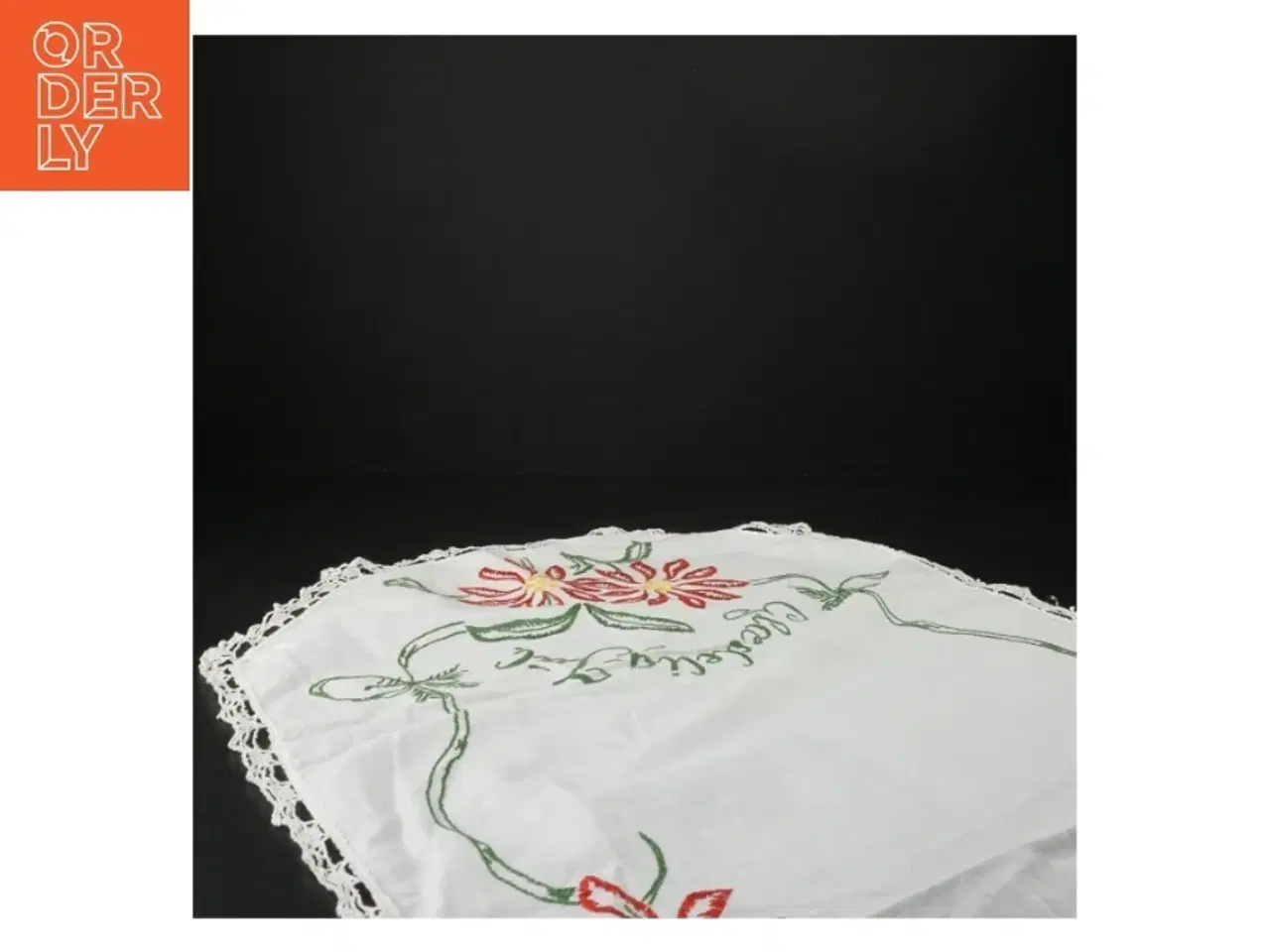 Billede 3 - Broderet juledug med blonder (str. 80 x. 40 cm)