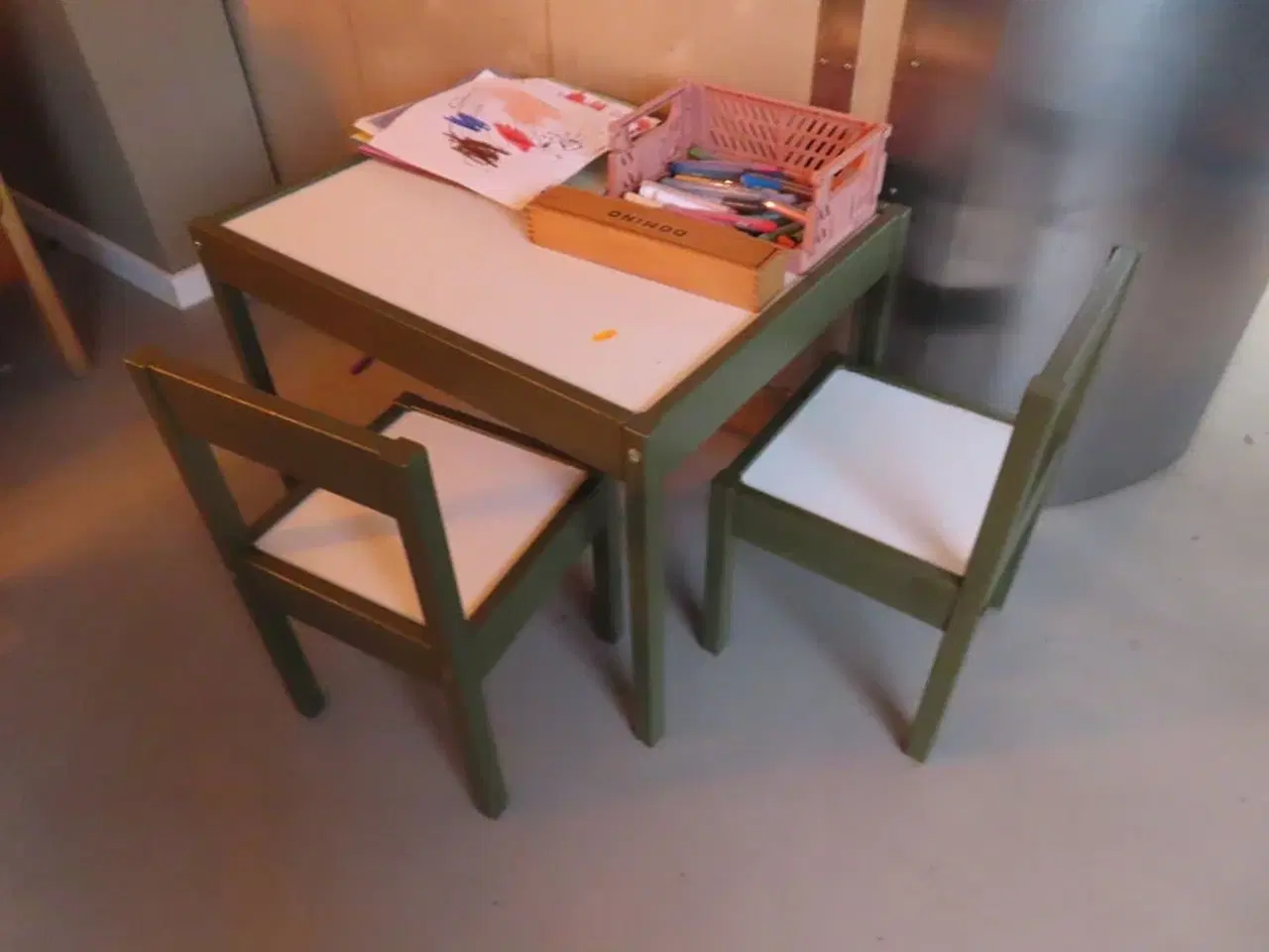 Billede 10 - 4 stk. cafeborde med stole, samt børnestol og bord