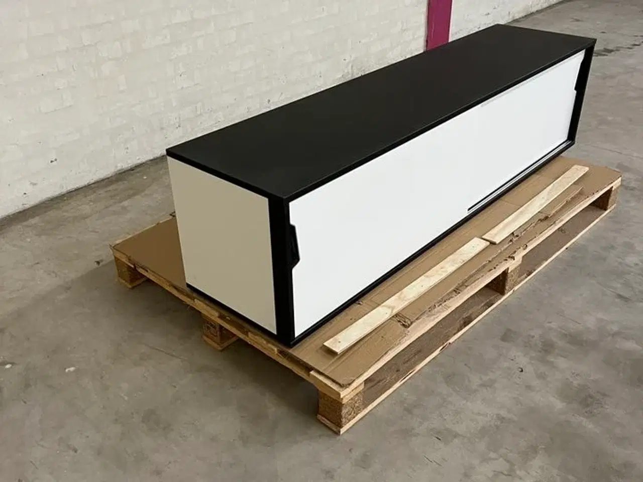 Billede 3 - Skab til ophæng på væggen. 160x40x40 cm., brugt