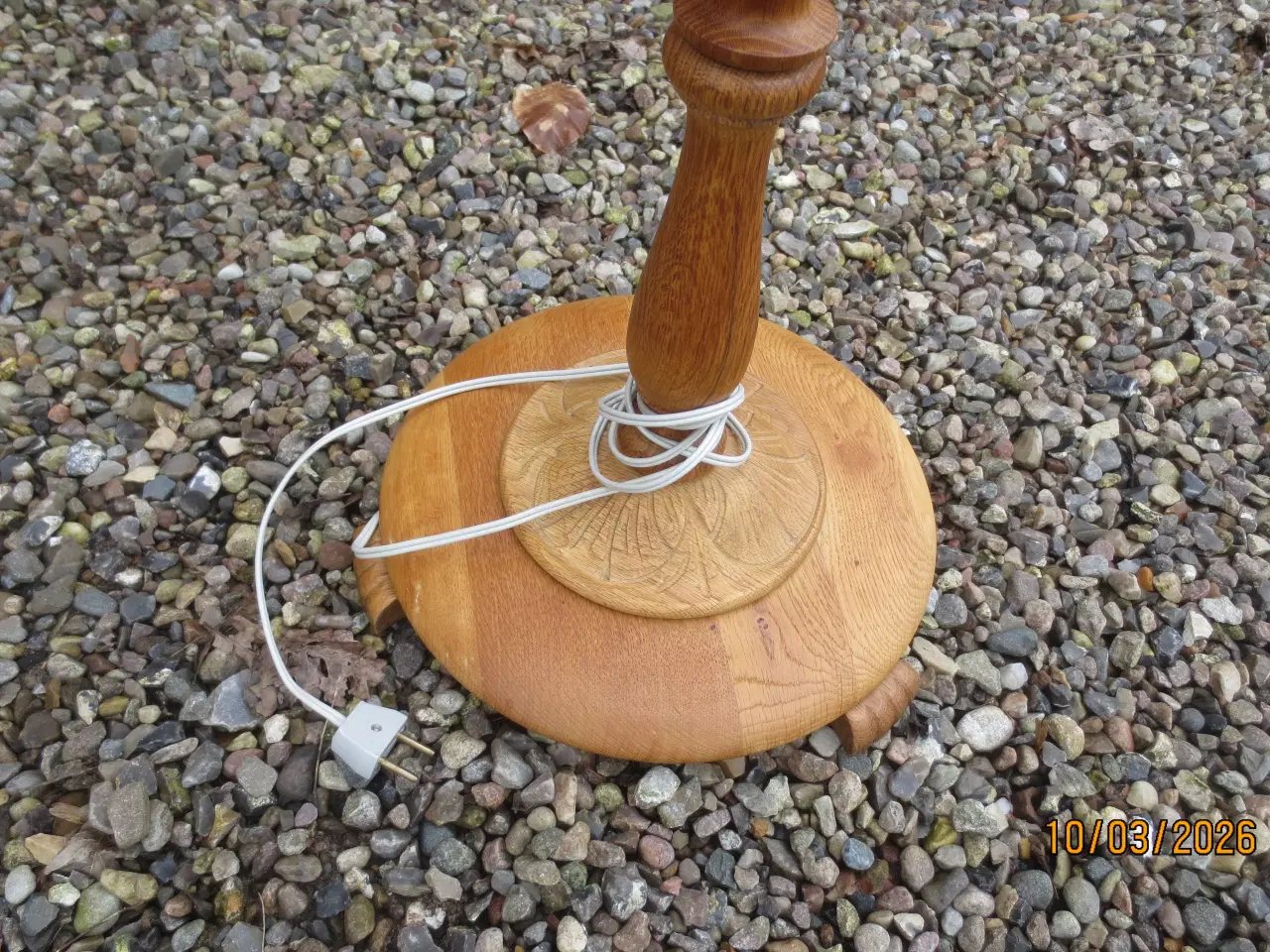 Billede 4 - 1 stk Standerlampe i Egetræ Med Udskæringer