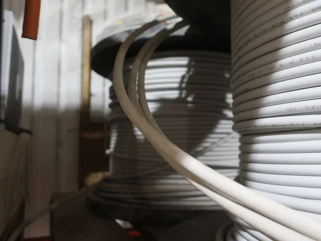 Billede 5 - Palle med 2 stk. kabeltromler med kabel