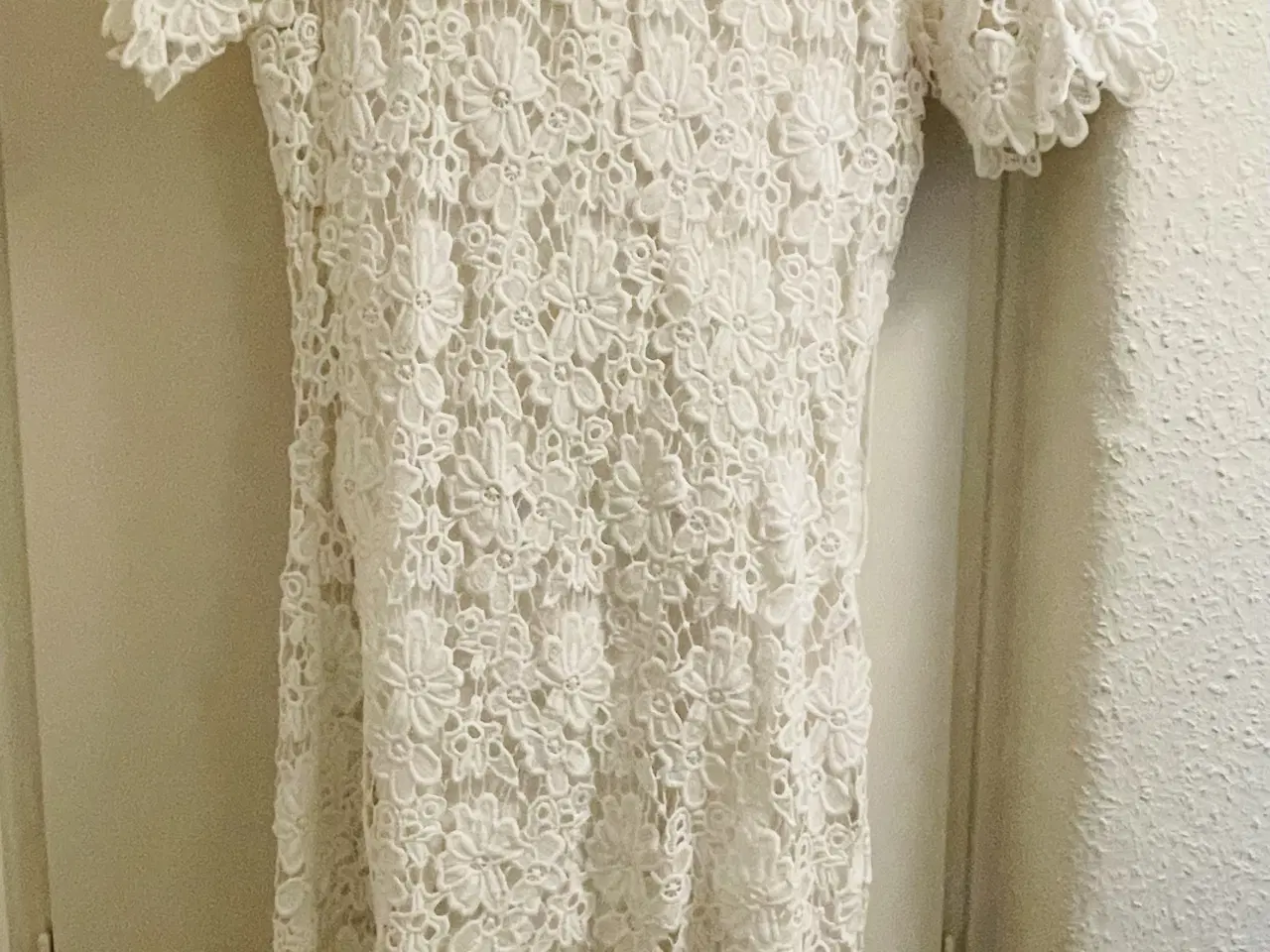 Billede 1 - Smuk kjole i blonder