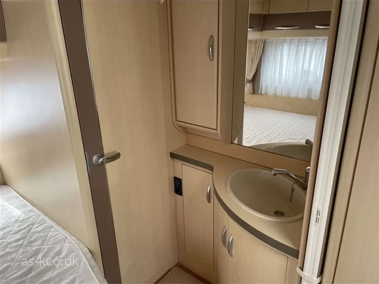 Billede 8 - 2010 - Hobby La Vita Bionda 460 UFe   Hobby La Vita Bionda 460 UFE årg. 2010 4 sovepladser, 5 siddepladser. Aircon, Mover, Isabella Capri fortelt.