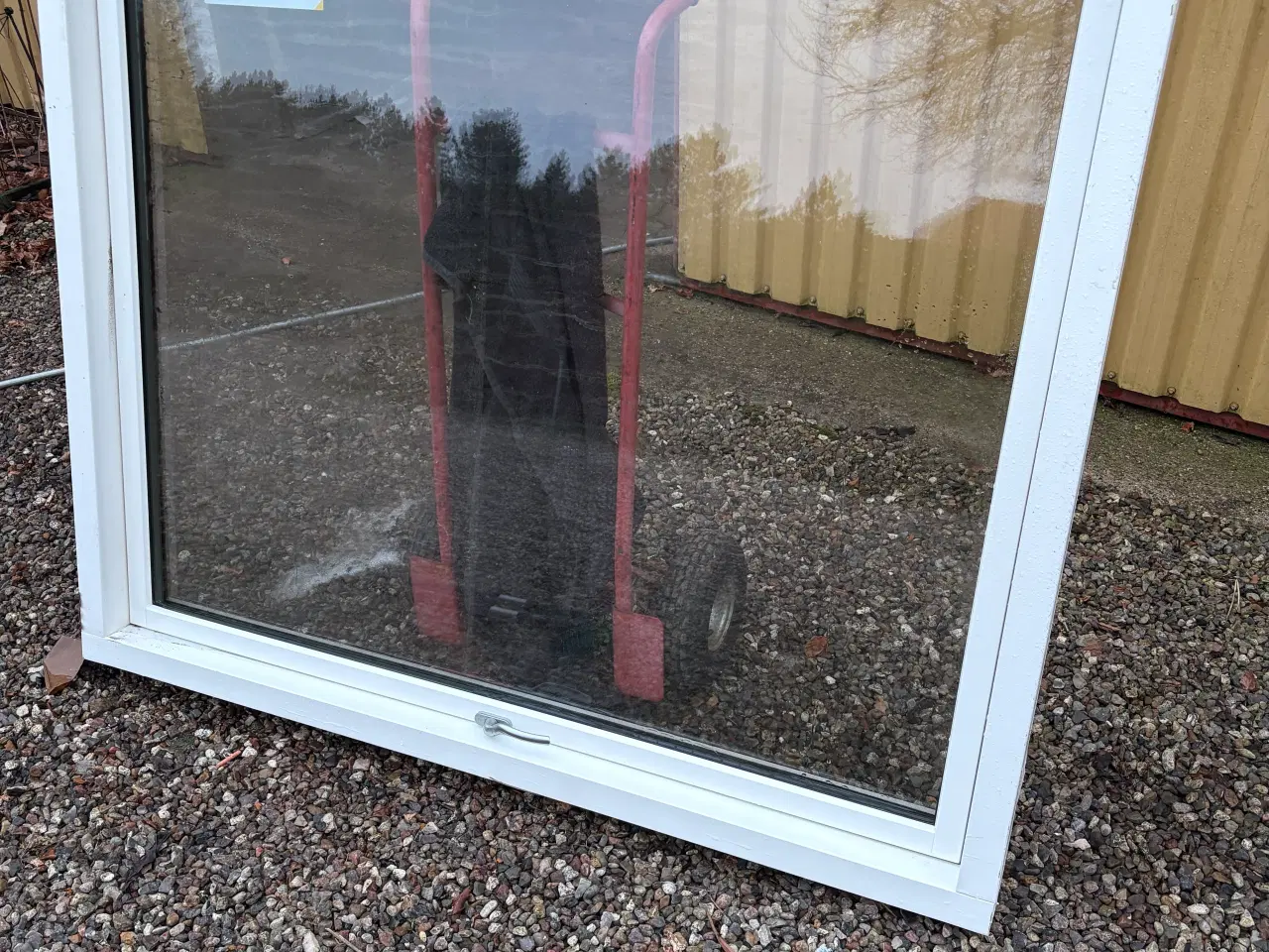 Billede 2 - 2 stk. Nye trævinduer sidehængslet.