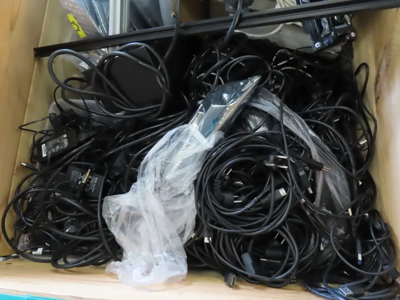 Billede 7 - Palle med rester fra TC ELECTRONIC