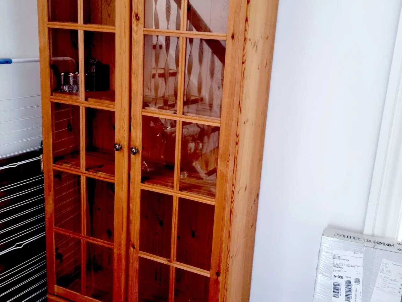 Billede 1 - Flot velholdt vitrinskab I fyrretræ  180cm H