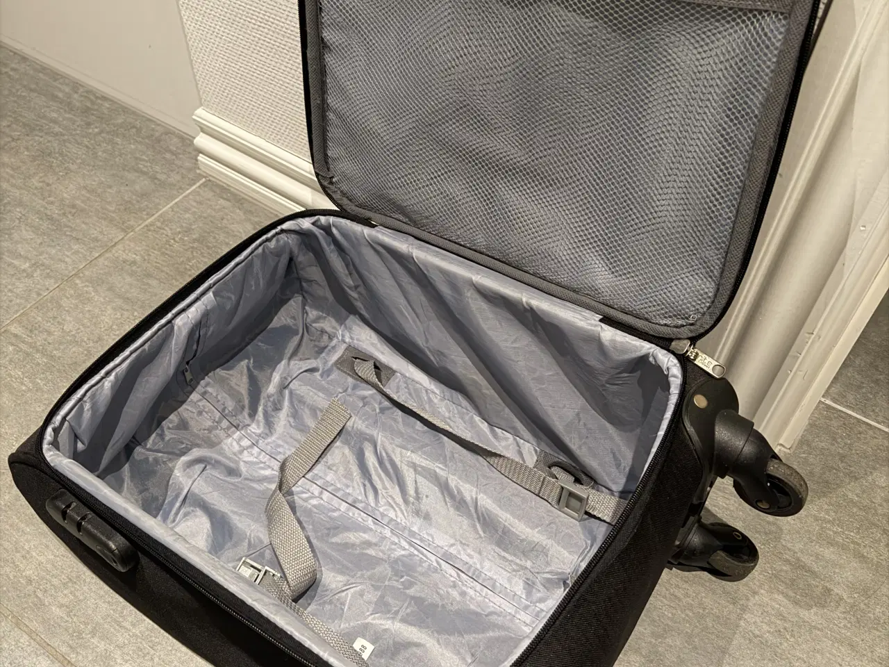 Billede 3 - sort kuffert - kan gå som håndbagage