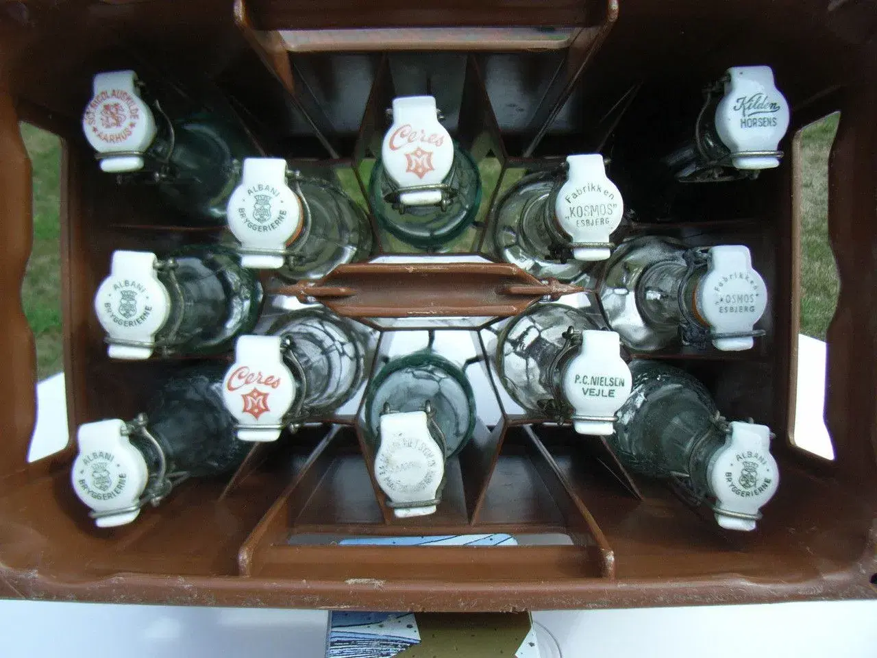 Billede 1 - gamle sodavandsflasker med kasse