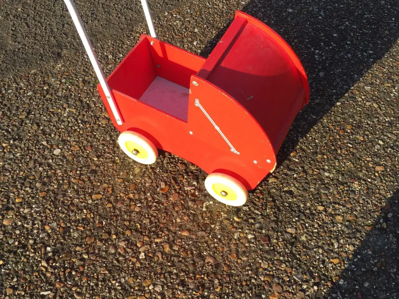 Billede 4 - Fin lille rød dukkevogn