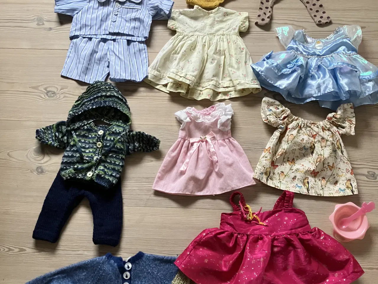 Billede 1 - 16 stk. dukketøj.. 5 kjoler, trøjer, gamacher mv. 