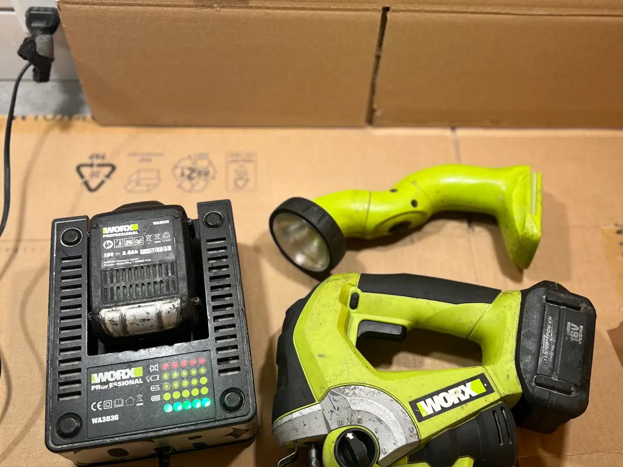 Billede 2 - Worx Professional 18V Sæt – Stiksav, Lygte & 2 Bat
