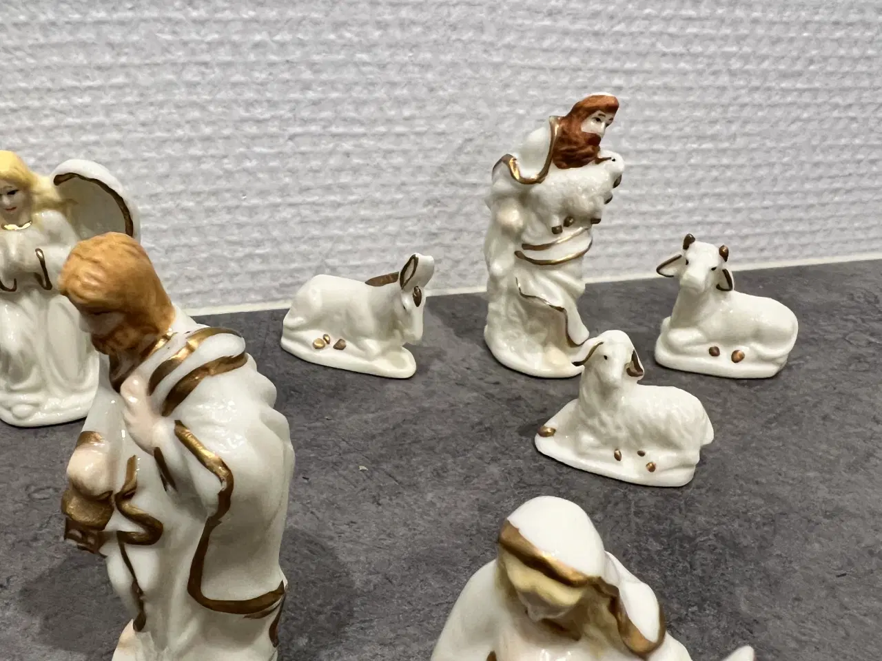 Billede 2 - Små porcelæns religiøse figurer" jesus fødsel"