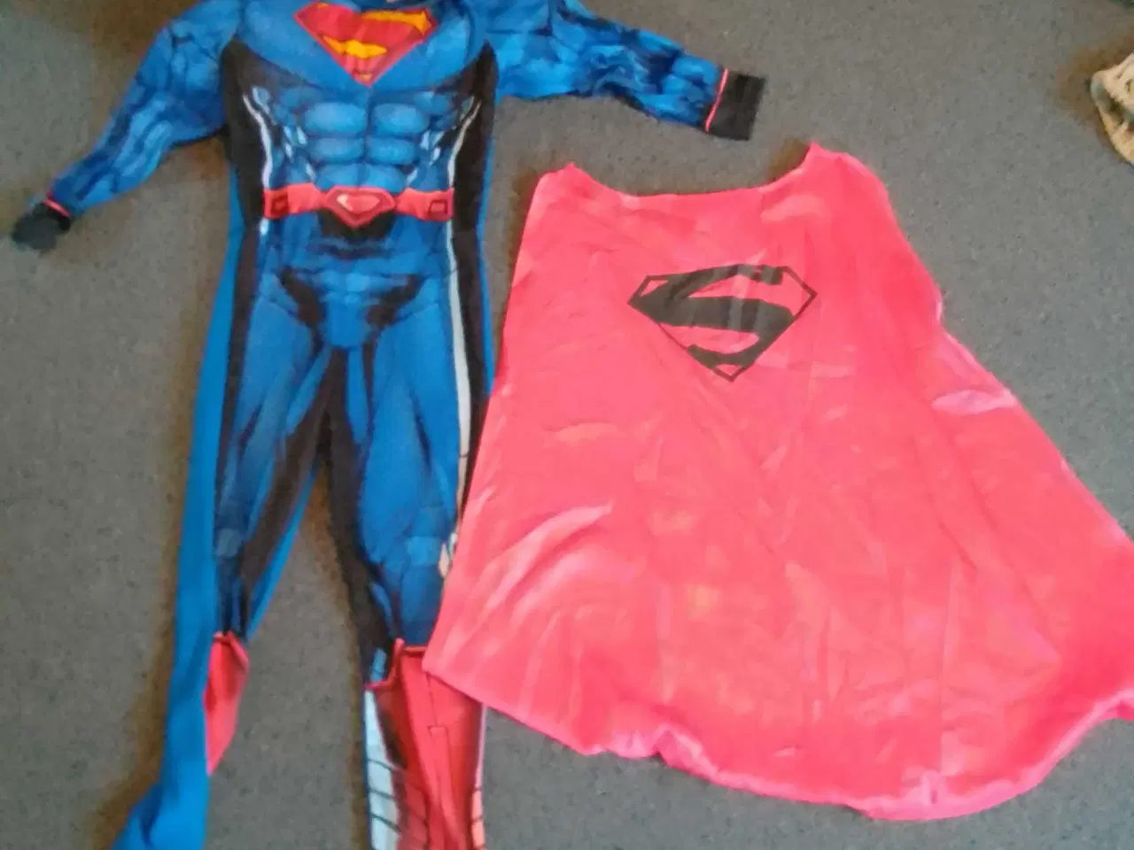 Billede 1 - Superman  m.indbygget muskler  Str 110-116