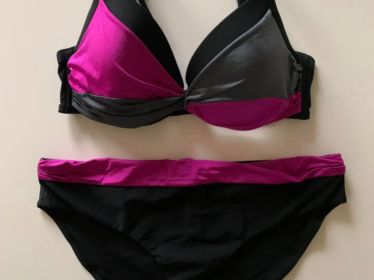 Billede 1 - Femilet bikini, BH og trusse, str. 75D // 40