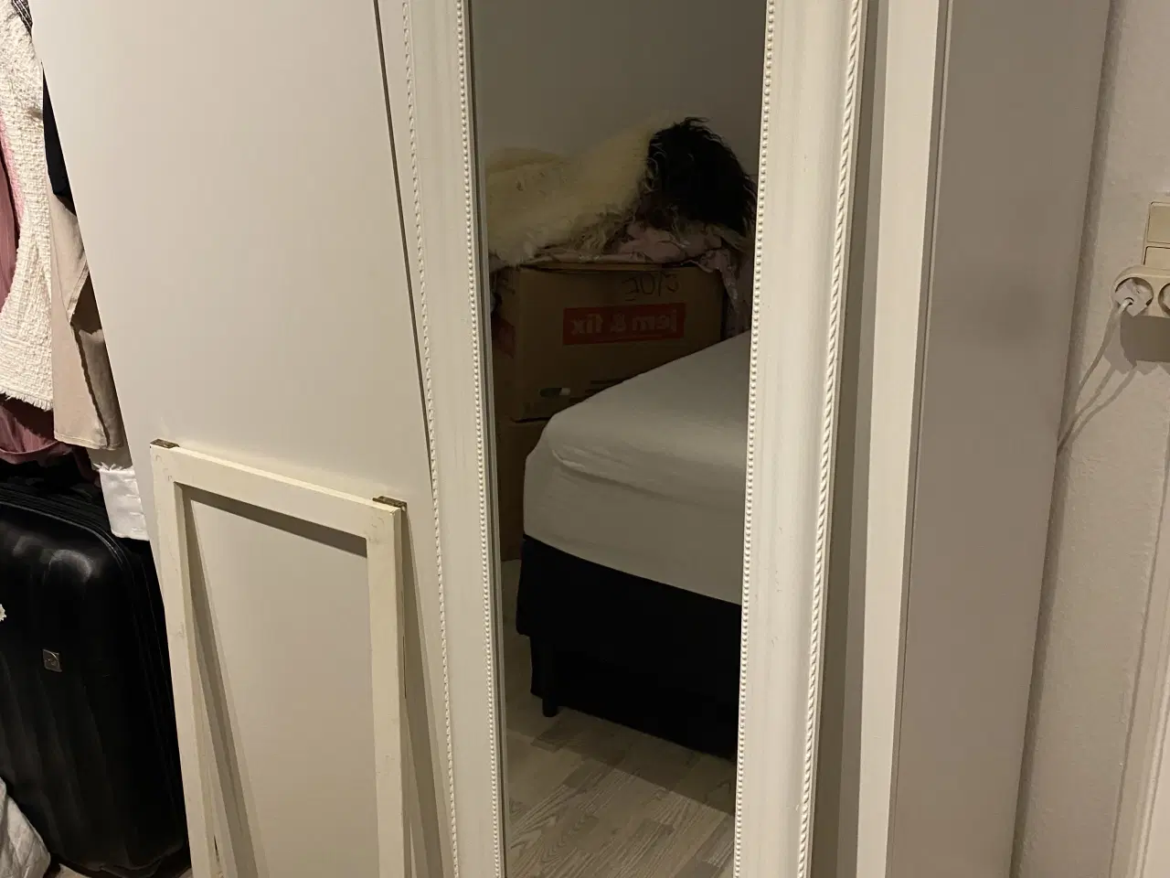 Billede 1 - Spejl der både kan hænge elle stå med fod