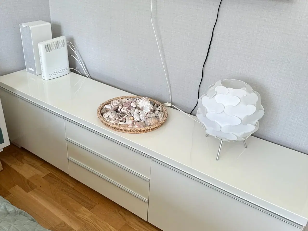Billede 1 - IKEA tv-bord/skænk i hvid højglans med to skuffer 