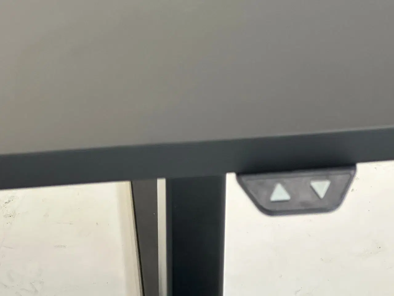 Billede 3 - Hæve/sænkebord 140x80 (Sort) - Linak