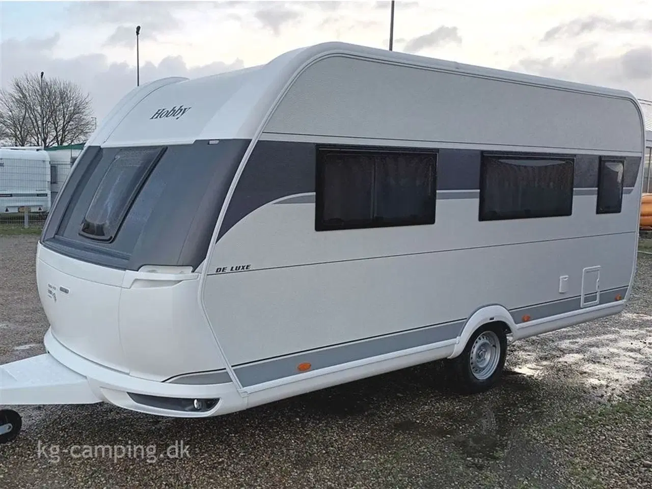 Billede 2 - 2025 - Hobby De Luxe 460 SFf   Populær rejsevogn med fritstående dobbeltseng. Kan opvejes til 1.500 KG.