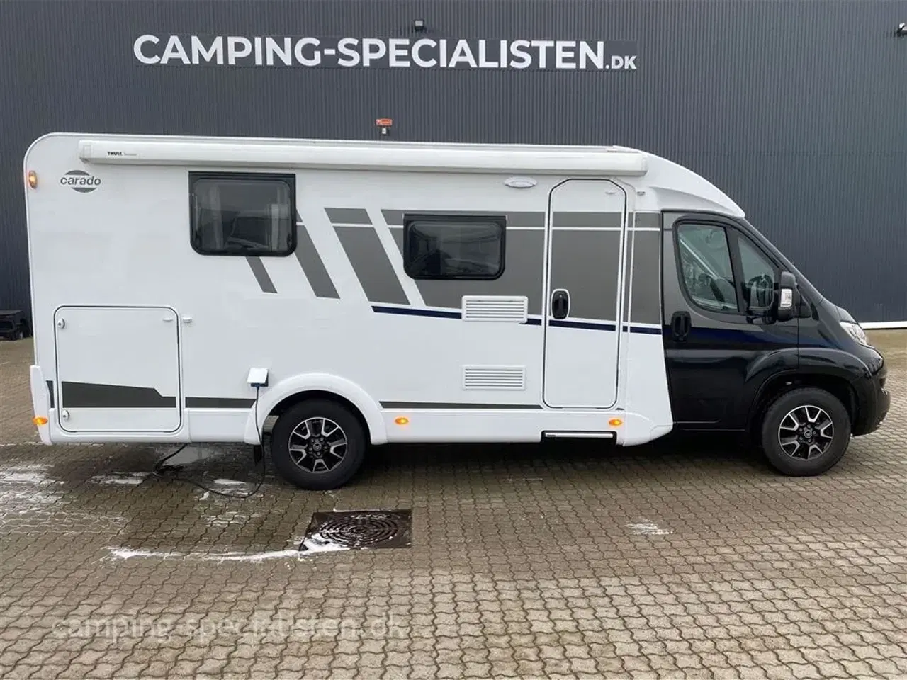 Billede 1 - 2024 - Carado V339   Pæn og velholdt Autocamper - Carado V339 fra 2024 - kan nu opleves hos Camping-Specialisten.dk -  Queensbed