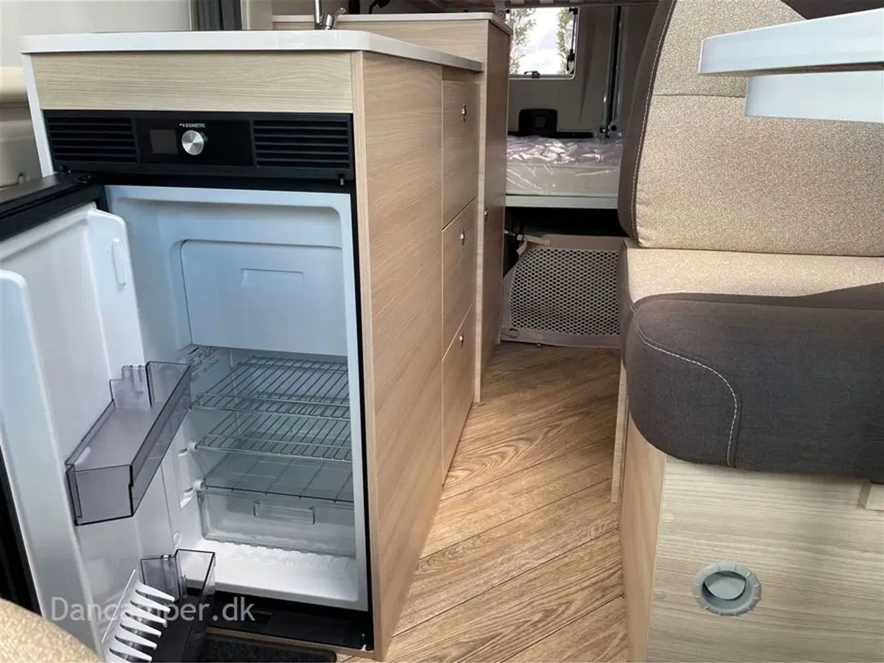 Billede 15 - 2024 - Chausson First Line V594 MAX   Nedsat med kr. 63.000,- Super spændende, kort van med to dobbeltsenge på tværs i køjesystem. 2,2, L motor , 140 HK, solcelle og markise m.m.