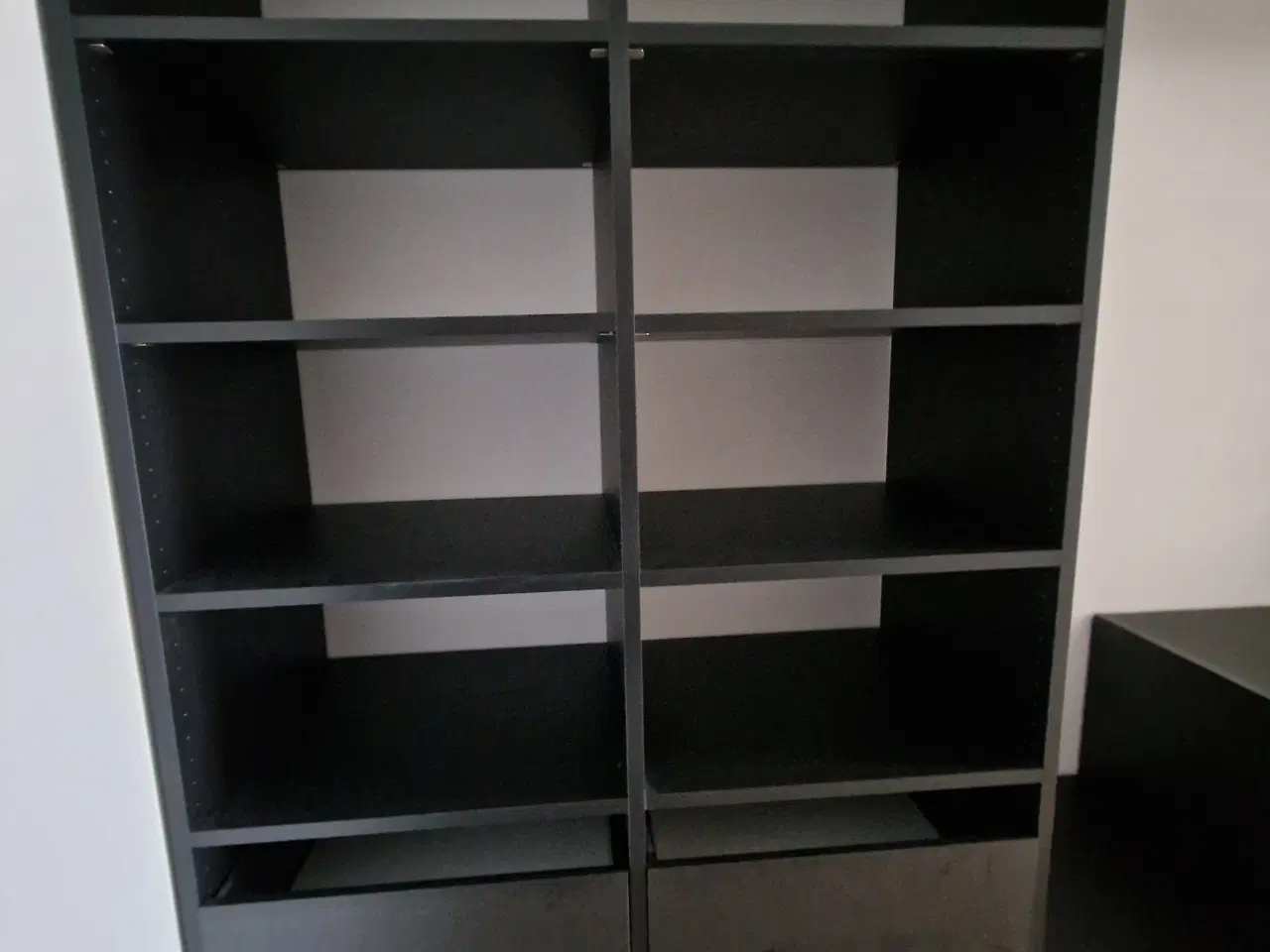 Billede 5 - Flot sort Walk-in-closet 