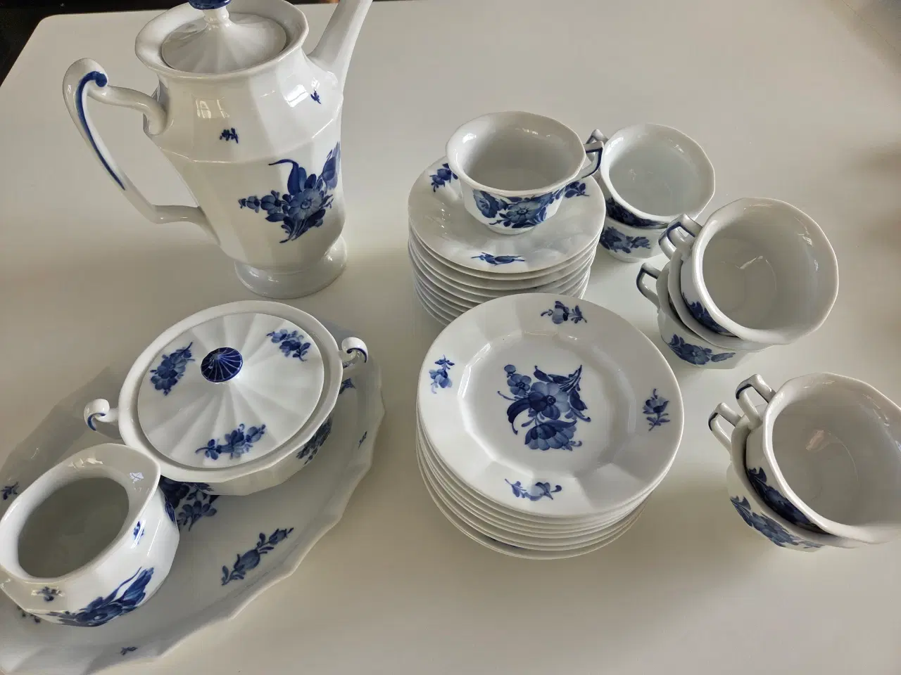 Billede 1 - Blå Blomst kantet kaffestel og serveringsfade