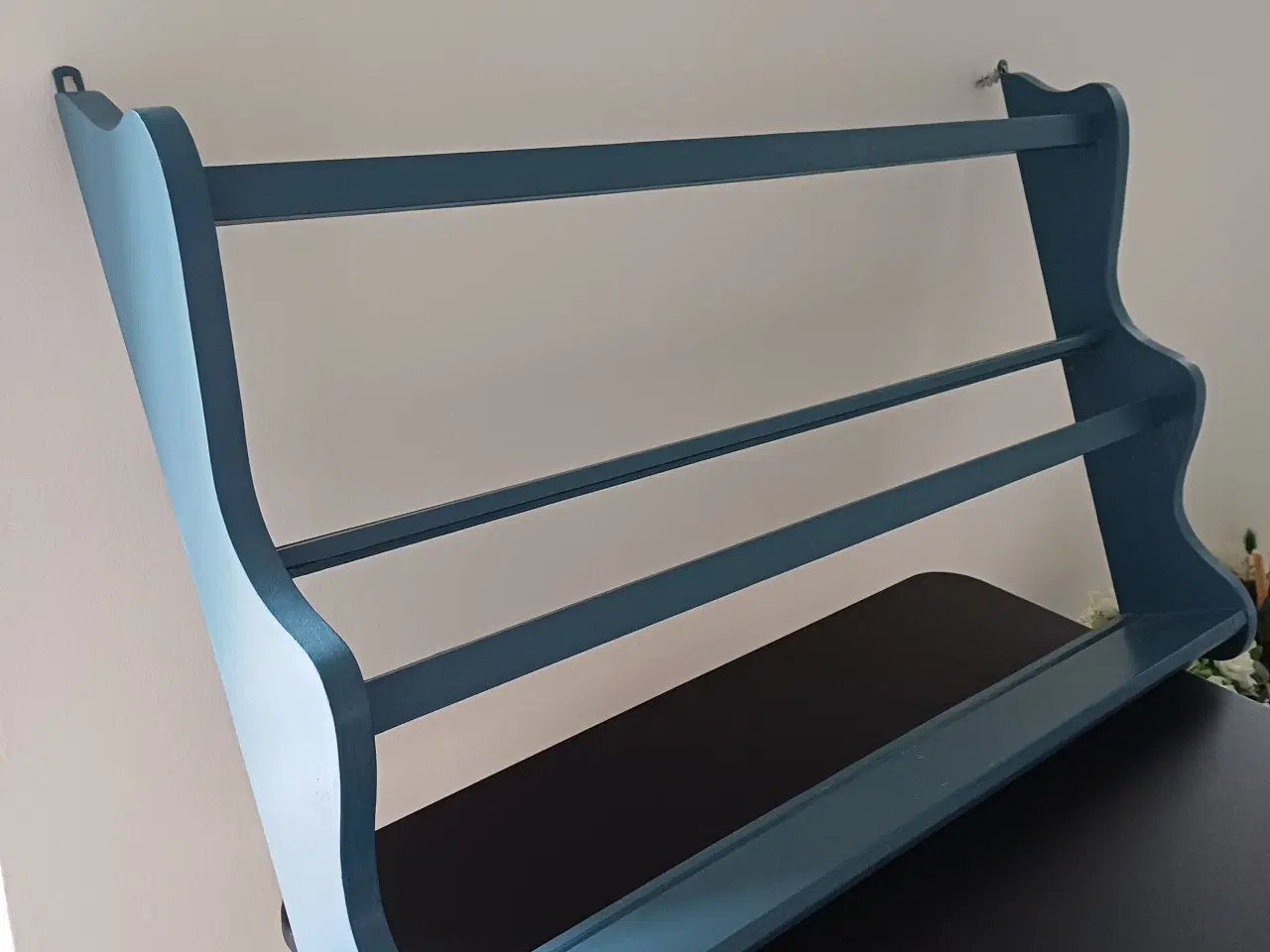 Billede 3 - Almueblå tallerkenrække/boghylde