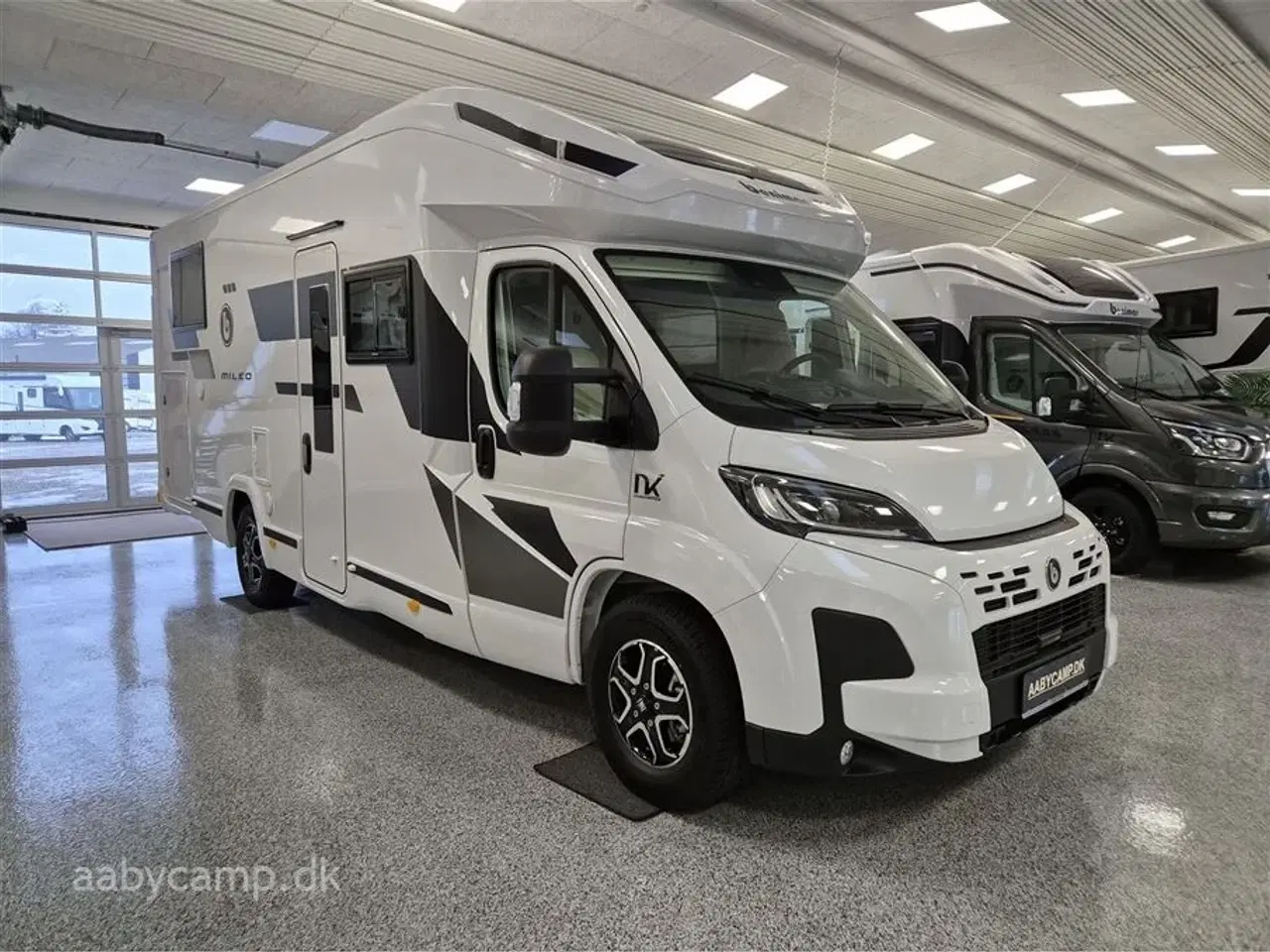 Billede 1 - 2026 - Benimar Mileo 268   Nk pakke. 8 Trins Automatgear. 140 Hk.  200W Solceller. Truma Combi Diesel. Kompressor Køleskab 150L. Emhætte.