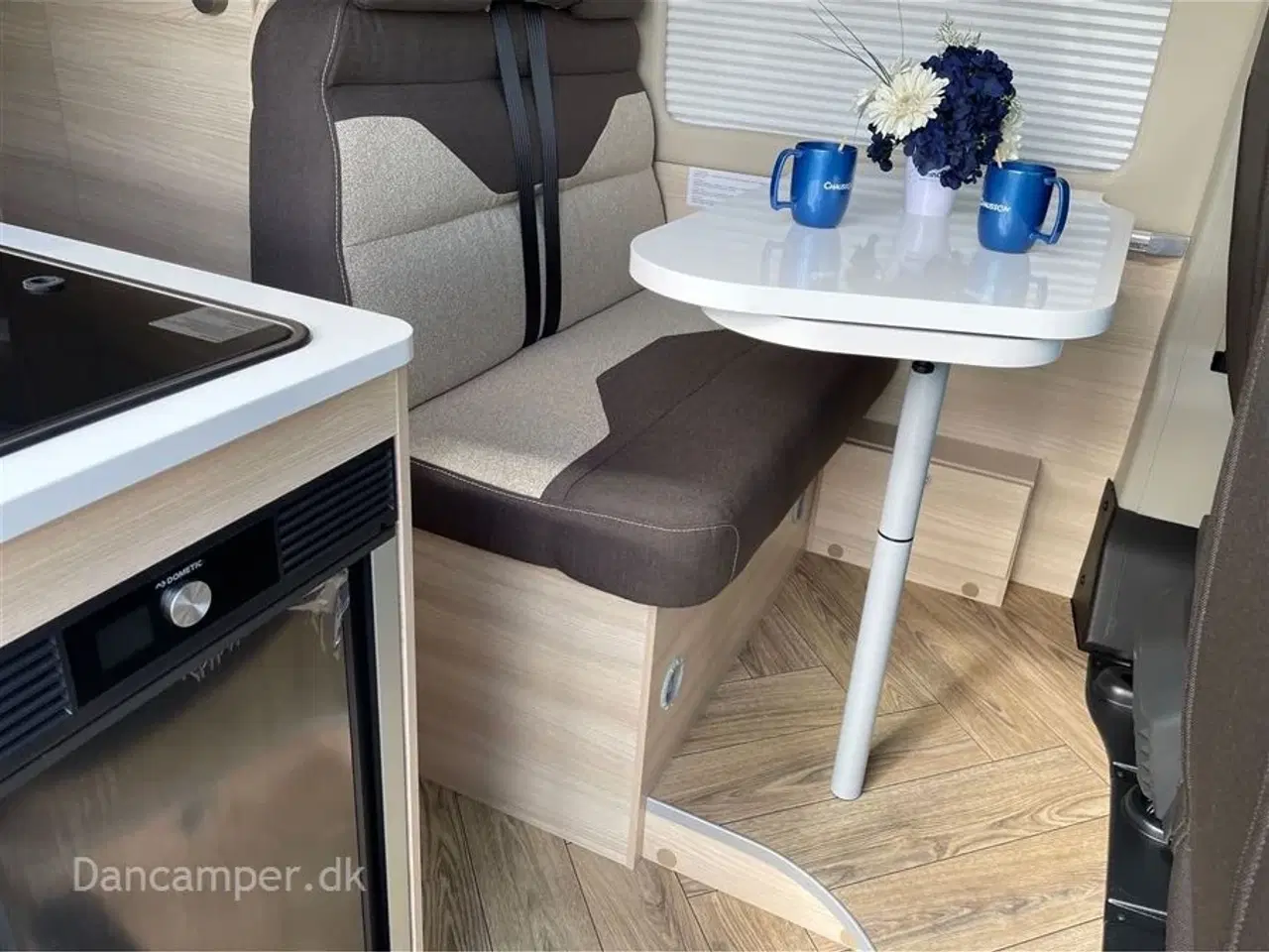 Billede 21 - 2024 - Chausson First Line V594 MAX   Nedsat med kr. 63.000,- Super spændende, kort van med to dobbeltsenge på tværs i køjesystem. 2,2, L motor , 140 HK, solcelle og markise m.m.