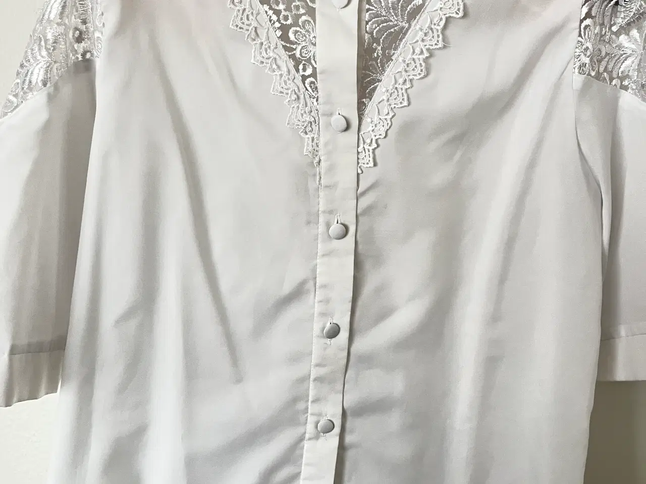 Billede 1 - festlig bluse med guipureindsatser