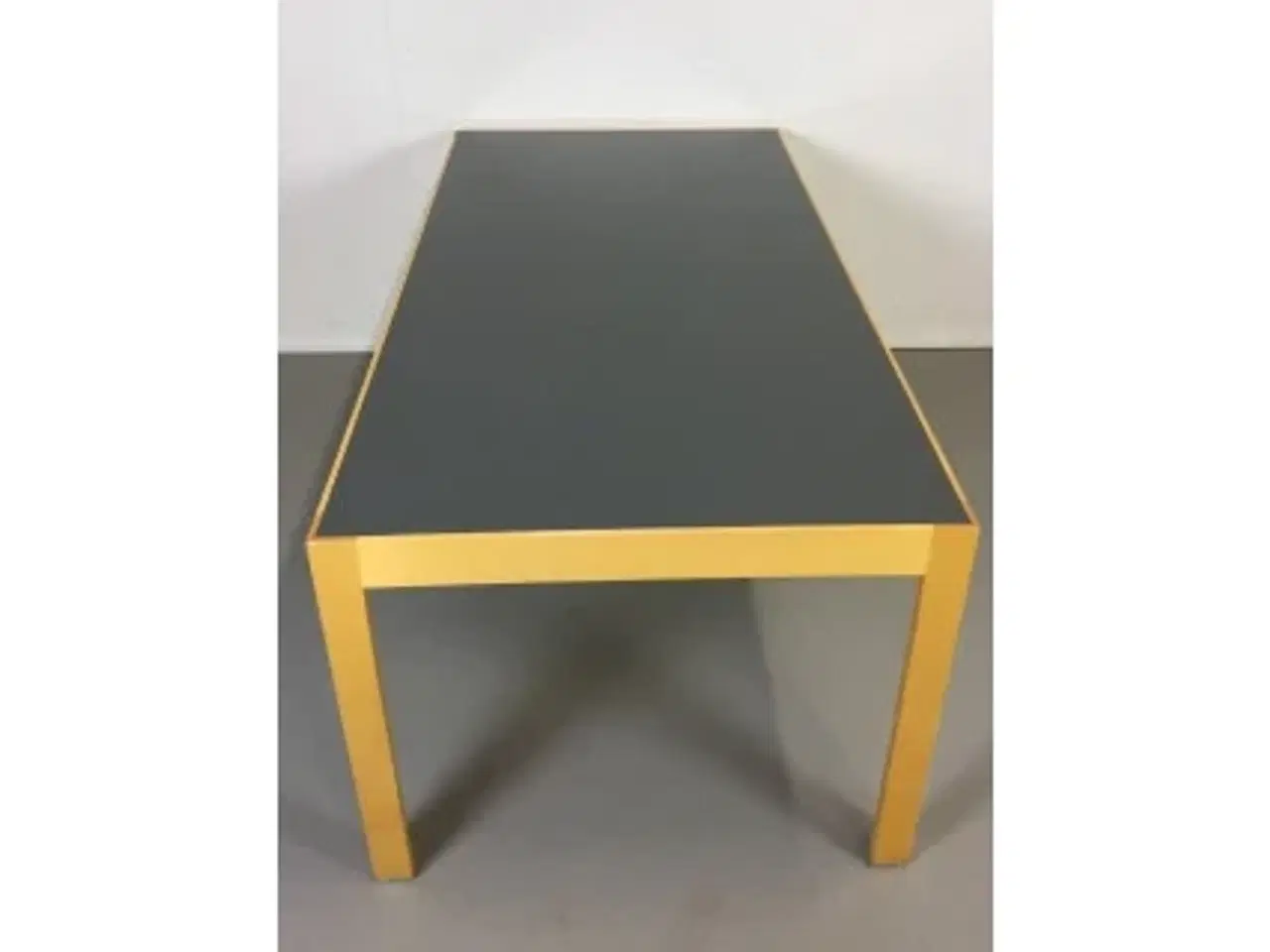 Billede 1 - Magnus olesen konferencebord med nymalet grå plade og ahorn kant og ben.