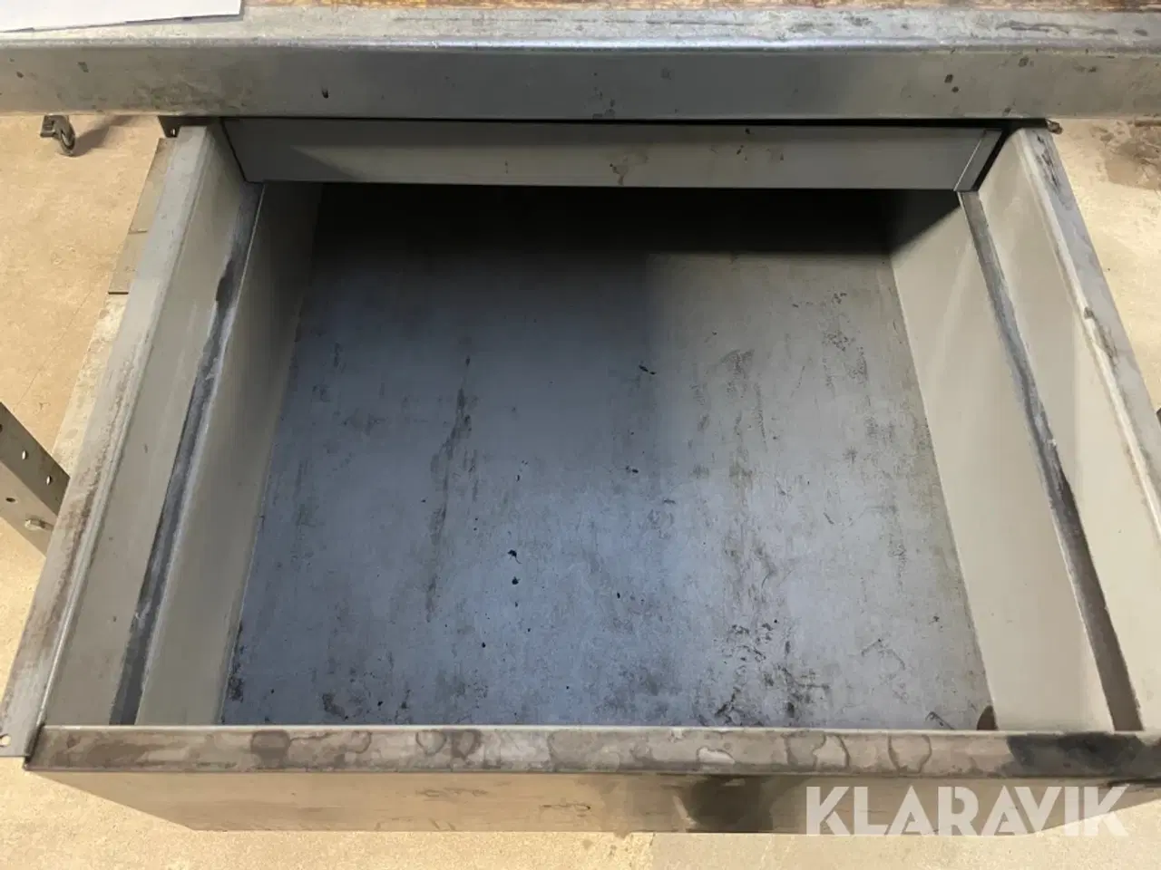 Billede 12 - Arbejdsbord på hjul med skruestik