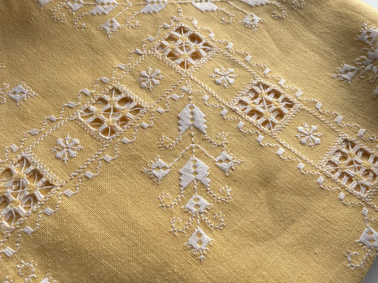 Billede 3 - Dug håndbroderet hardangersyning på hør.