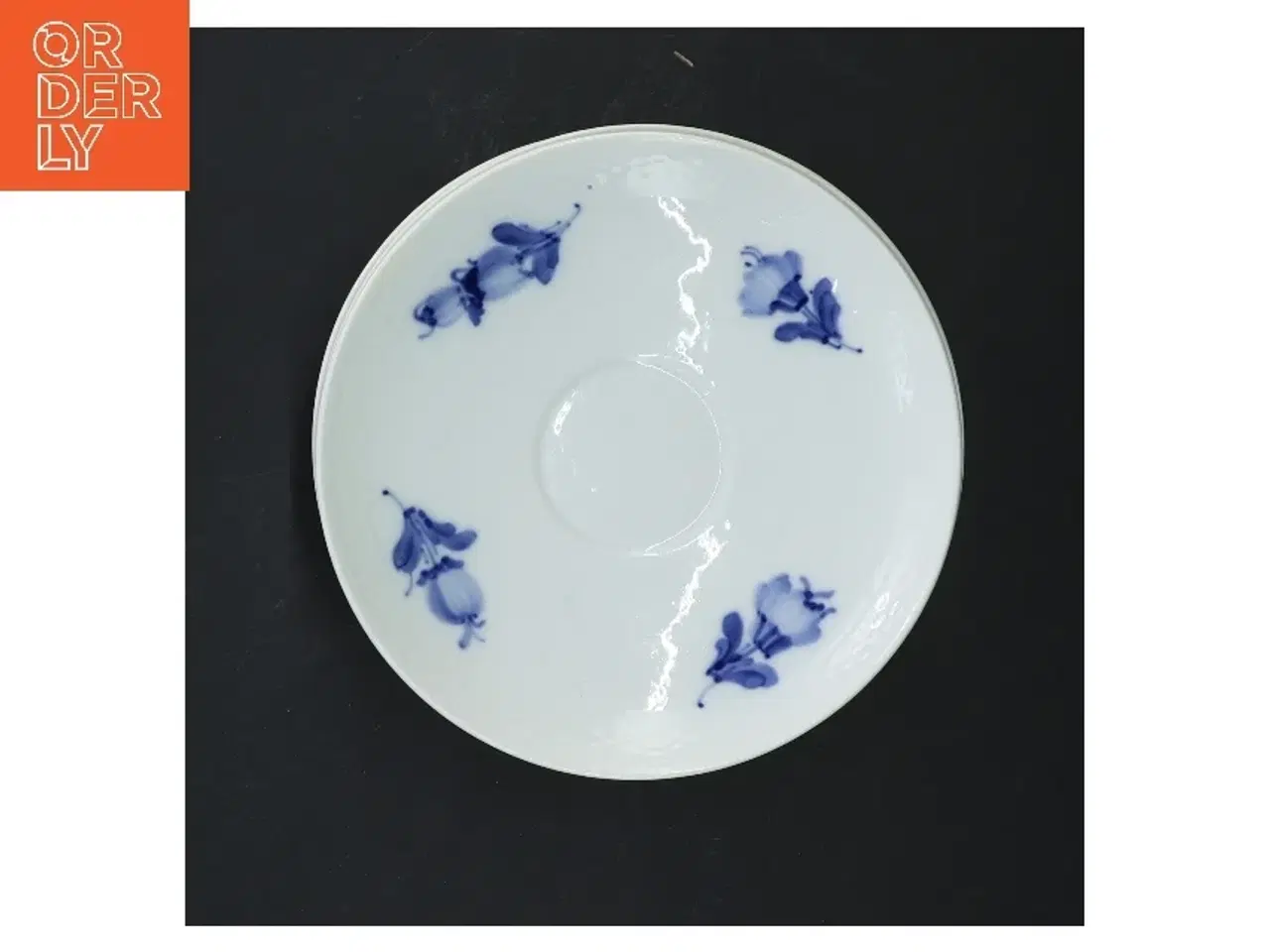Billede 2 - Porcelæns underkopper med blå blomst fra Royal Copenhagen (str. 4 styk, ø 15 cm)