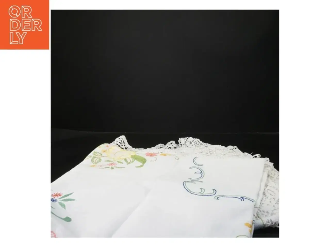 Billede 3 - Hvid dug med broderi og blondekant (str. 135x135 cm)