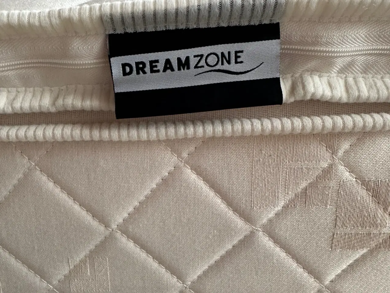 Billede 3 - Enkeltseng 90x200 med topmadras – hvid – pæn stand